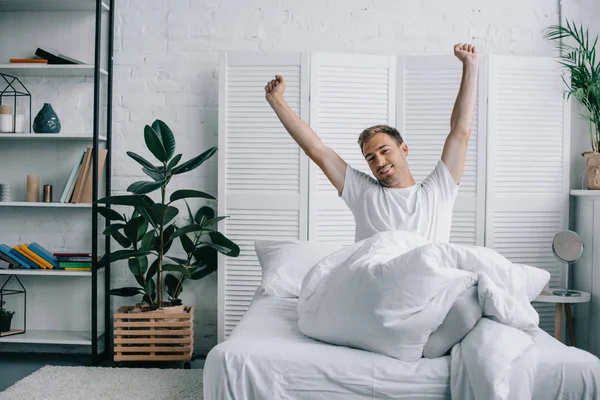 Joven Guapo Estirando Las Manos Sonriendo Cámara Dormitorio — Foto de Stock