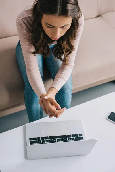 Hoge Hoekmening Van Vrouw Met Pols Pijn Tijdens Het Gebruik — Stockfoto