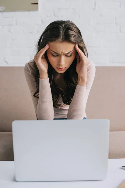 Wanita Muda Menderita Sakit Kepala Sambil Duduk Dan Menggunakan Laptop — Stok Foto