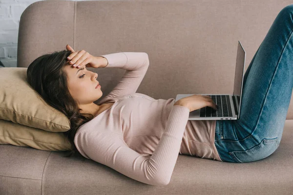 Vista Lateral Jovem Mulher Com Dor Cabeça Usando Laptop Enquanto — Fotografia de Stock