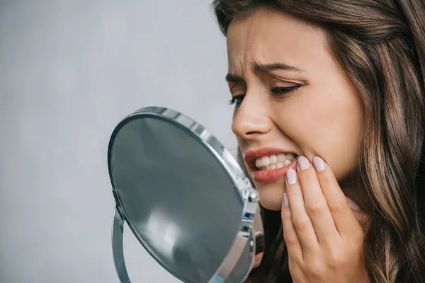 Visão Perto Jovem Mulher Com Dor Dente Olhando Para Espelho — Fotografia de Stock