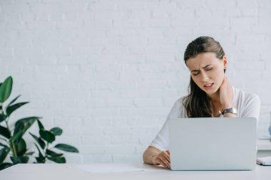 laptop ile çalışırken boyun ağrısı acı genç iş kadını 