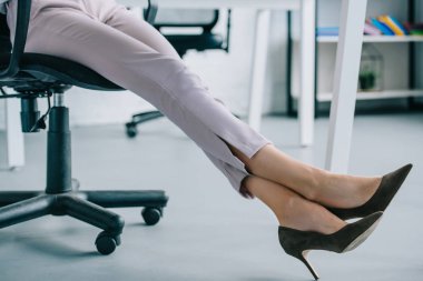 işkadını şık yüksek topuklu ayakkabı işyerinde oturup kadeh kırpılmış 