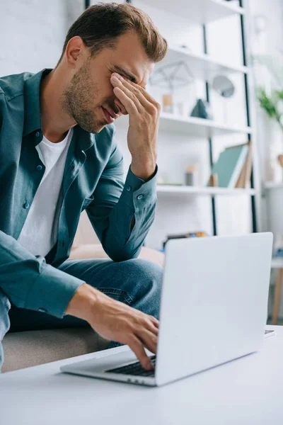 Jonge Man Met Pijn Ogen Hoofdpijn Met Behulp Van Laptop — Stockfoto