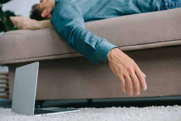 Vista Cerca Computadora Portátil Alfombra Hombre Enfermo Acostado Sofá — Foto de stock gratuita