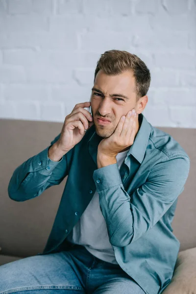 Mladý Muž Mluví Smartphone Zároveň Trpí Bolest Zubů Doma Při — Stock fotografie