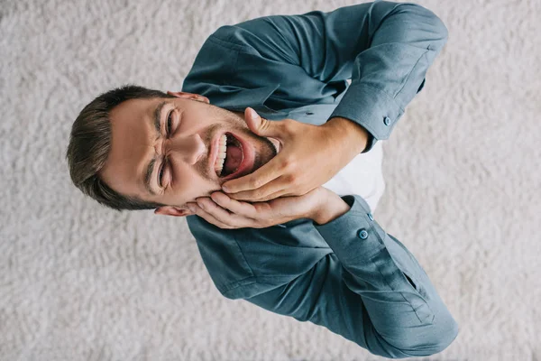 Genç Adam Çığlık Evde Diş Ağrısı Acı Havai Görünümü — Stok fotoğraf