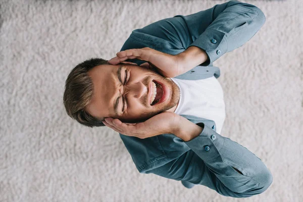 Overhead View Young Man Screaming Suffering Headache Home — Stock Photo, Image