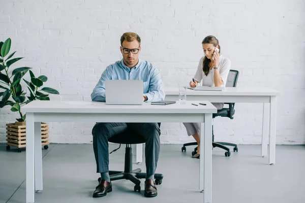 Anak Muda Orang Bisnis Menggunakan Perangkat Digital Saat Bekerja Kantor — Stok Foto