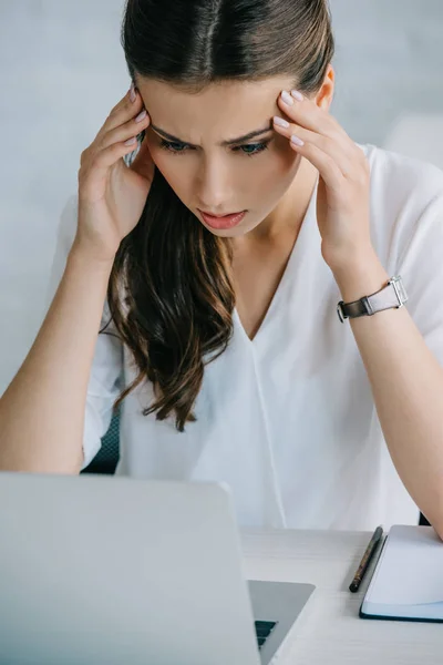Baş Ağrısı Ile Dizüstü Bilgisayar Çalışırken Acı Genç Kadını — Ücretsiz Stok Fotoğraf
