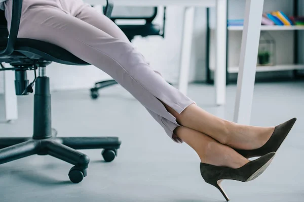 Tiro Recortado Mujer Negocios Zapatos Tacón Alto Con Estilo Sentado —  Fotos de Stock