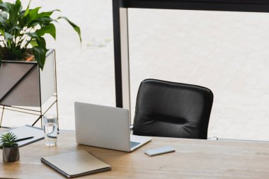 Laptop ve smartphone modern ofis ahşap tablo
