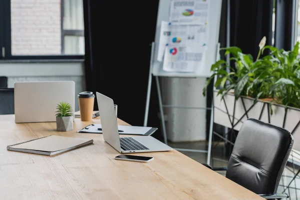 Laptop Smartphone Dan Kopi Untuk Pergi Atas Meja Kayu Kantor — Stok Foto