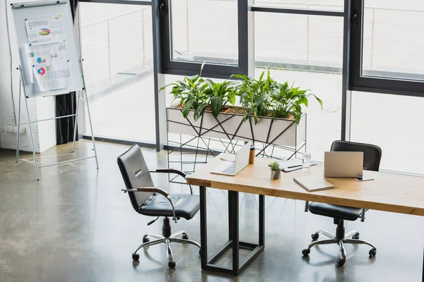 Hoge Hoek Zicht Moderne Kantoor Interieur Met Elektronica Zakelijke Grafieken — Stockfoto