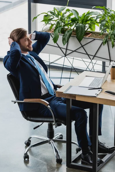 Vista Ángulo Alto Del Hombre Negocios Sonriente Sentado Con Las — Foto de Stock