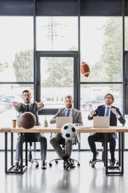 ofiste dizüstü bilgisayarlar ile çalışırken atma topları genç ofis çalışanları resmi olarak giymek   