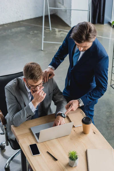 Vista Ángulo Alto Los Jóvenes Empresarios Enfocados Que Utilizan Ordenador — Foto de stock gratis