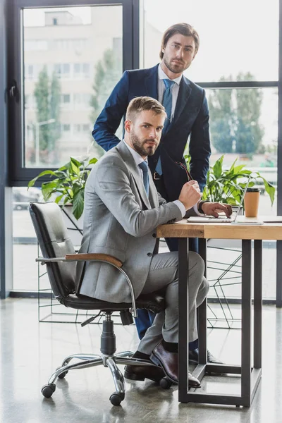 Giovani Uomini Affari Giacca Cravatta Guardando Fotocamera Mentre Lavorano Insieme — Foto Stock