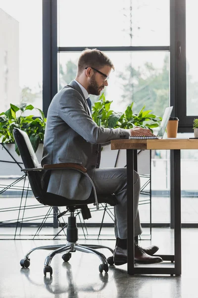 Seitenansicht Eines Jungen Geschäftsmannes Mit Laptop Arbeitsplatz — Stockfoto