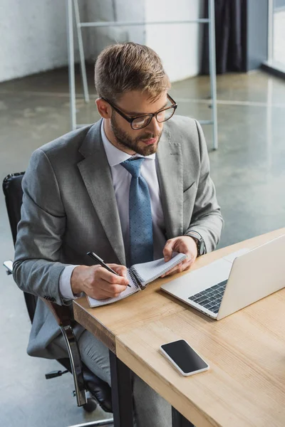 Visão Alto Ângulo Empresário Escrevendo Notebook Usando Laptop Escritório — Fotografia de Stock