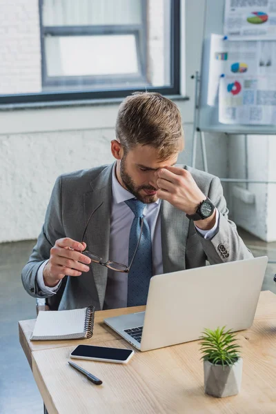 Visão Alto Ângulo Jovem Empresário Cansado Segurando Óculos Esfregando Ponte — Fotografia de Stock