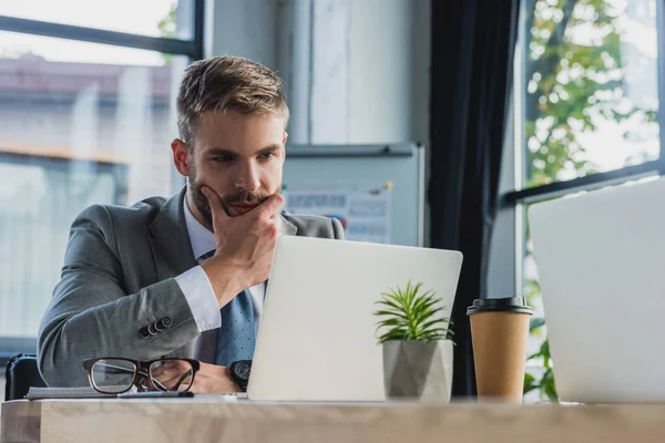 Enfocado Joven Empresario Utilizando Ordenador Portátil Oficina — Foto de Stock