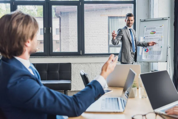 Empresarios Profesionales Discutiendo Nuevo Proyecto Durante Presentación — Foto de Stock