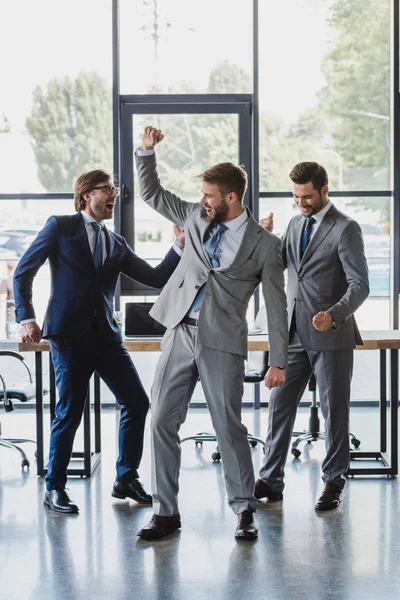 Neşeli Genç Adamları Resmi Ofiste Kutluyor Dans Giymek — Stok fotoğraf