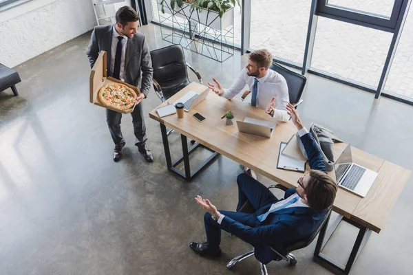 Vista Ángulo Alto Del Joven Empresario Sosteniendo Pizza Caja Mirando — Foto de Stock