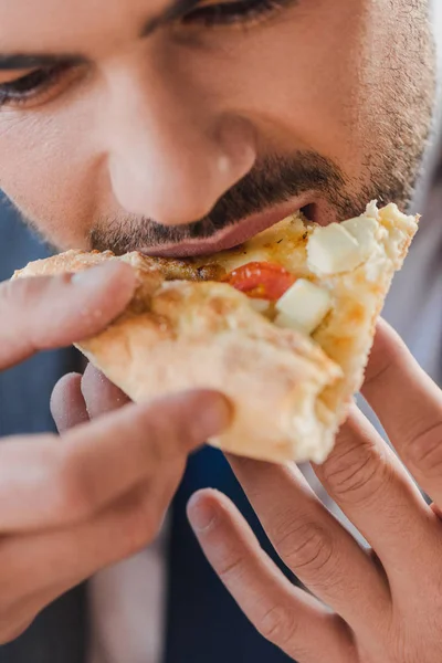 Oříznutý Snímek Mladý Podnikatel Jíst Pizzu — Stock fotografie