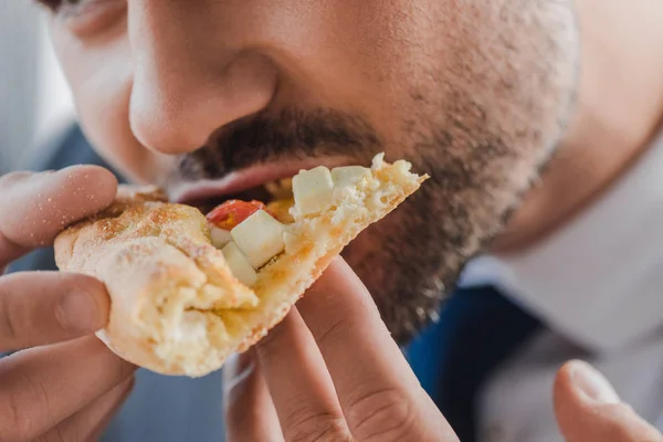 Vista Cerca Joven Empresario Comiendo Pizza —  Fotos de Stock