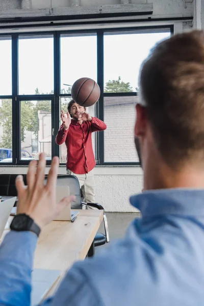 Enfoque Selectivo Los Jóvenes Empresarios Que Juegan Con Pelota Baloncesto — Foto de stock gratis