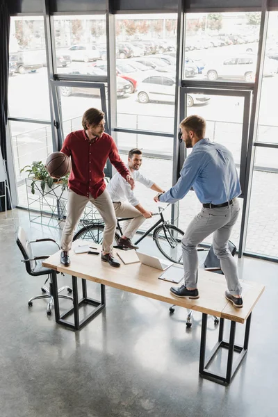 High Angle View Young Businessmen Having Fun Basketball Ball Workplace — Free Stock Photo