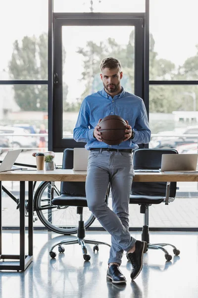 Vista Longitud Completa Guapo Joven Empresario Sosteniendo Pelota Baloncesto Mirando — Foto de Stock