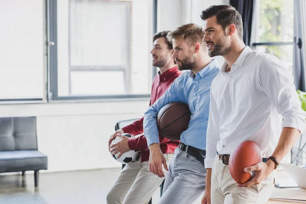 Sidovy Leende Unga Affärsmän Hålla Bollar Och Tittar Bort Office — Stockfoto