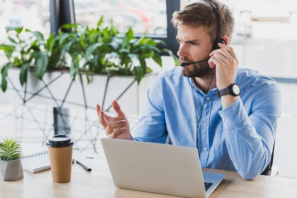 Knappe Jonge Call Center Operator Hoofdtelefoon Werken Met Laptop Kantoor — Stockfoto