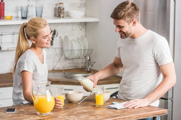 Copain Verser Lait Dans Assiette Pendant Petit Déjeuner Dans Cuisine — Photo