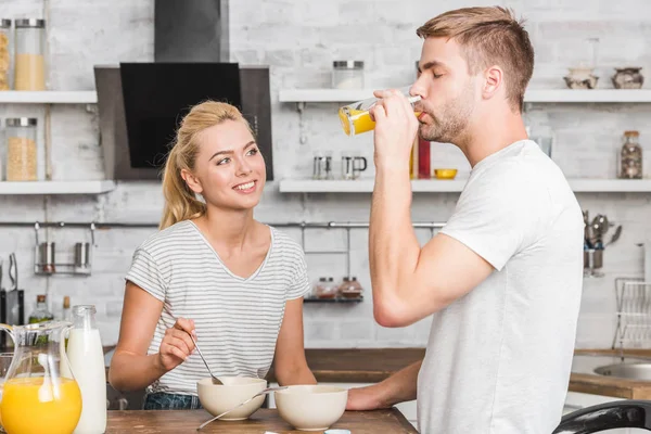 Namorado Beber Suco Laranja Durante Café Manhã Cozinha — Fotografia de Stock