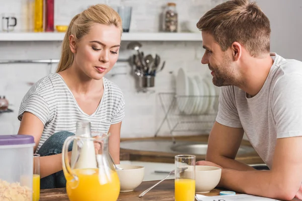 Young Couple Having Breakfast Kitchen — Free Stock Photo