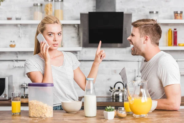 Petite Amie Parlant Par Smartphone Pendant Petit Déjeuner Dans Cuisine — Photo gratuite