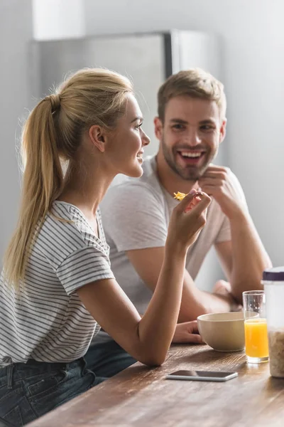 Namorado Feliz Olhando Para Namorada Durante Café Manhã Cozinha — Fotos gratuitas