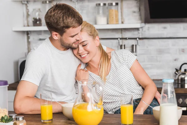 Novio Abrazando Sonriente Novia Durante Desayuno Mañana — Foto de stock gratuita