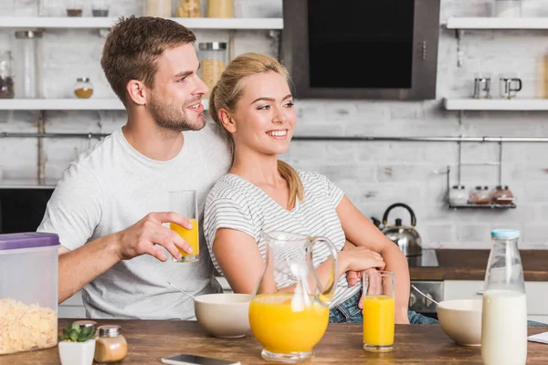 Namorado Feliz Abraçando Namorada Durante Café Manhã Cozinha Eles Olhando — Fotografia de Stock