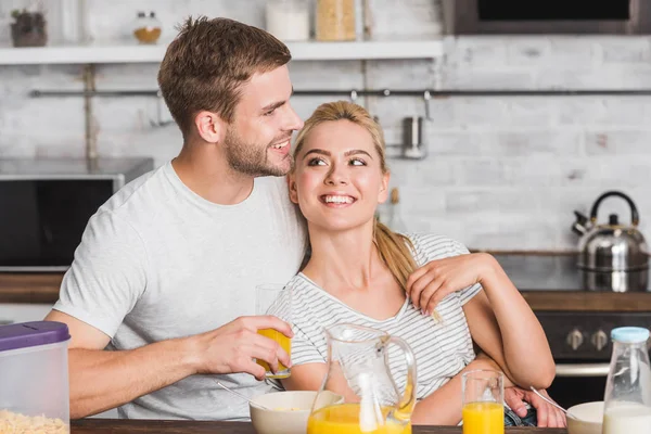 Namorado Feliz Abraçando Namorada Atraente Durante Café Manhã Cozinha — Fotos gratuitas