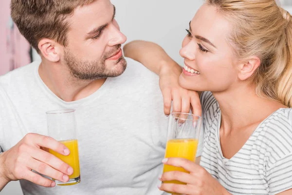 Heureux Couple Tenant Des Verres Jus Orange Regardant Dans Cuisine — Photo gratuite