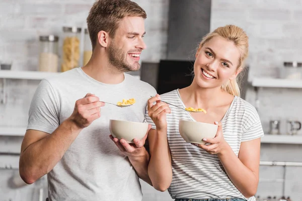 Portrait Smiling Couple Holding Plates Corn Flakes Kitchen — Stock Photo, Image