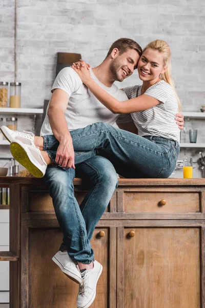 Happy Couple Hugging Sitting Kitchen Counter — Stock Photo, Image