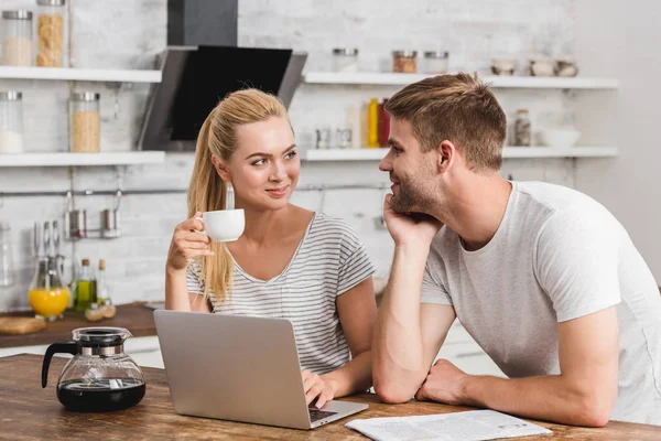 Casal Alegre Trabalhando Conjunto Com Laptop Manhã Olhando Para Outro — Fotografia de Stock