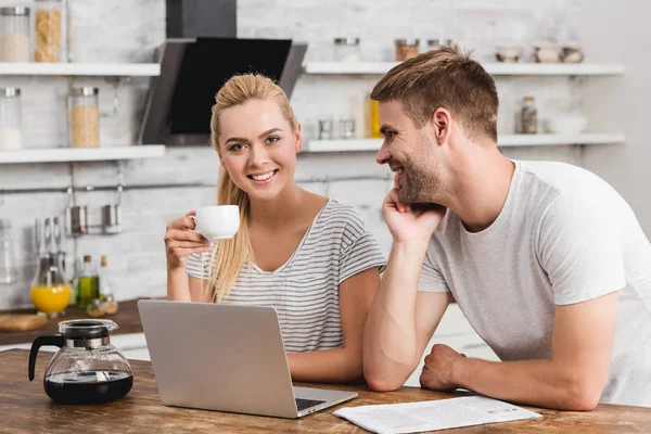 Pojkvän Tittar Flickvän Med Kopp Kaffe Köket — Gratis stockfoto