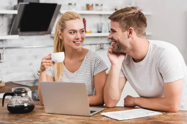 Couple Working Together Laptop Morning Looking Each Other — Stock Photo, Image
